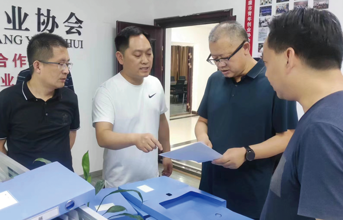 安康市政協(xié)秘書長(zhǎng)丁關(guān)軍，副秘 書長(zhǎng)、辦公室主任蔣軍調(diào)研指導(dǎo)青 創(chuàng)協(xié)會(huì)委員工作室，市政協(xié)委員、 公司總經(jīng)理李德奎做匯報(bào)介紹