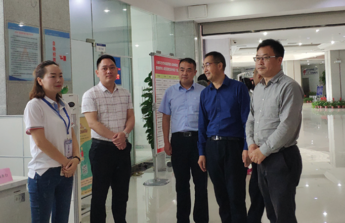 市創(chuàng)業(yè)就業(yè)服務(wù)中心心任謝光 運(yùn)、市殘聯(lián)理事長(zhǎng)王懷忠指導(dǎo) 公司承辦的殘疾人專場(chǎng)招聘會(huì)